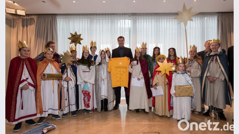 Auch der bayerische Ministerpräsident Markus Söder schart beim Empfang in der bayerischen Staatskanzlei keine Sternsinger um sich, die ihre Gesichter dunkel anmalen. Obwohl am Wochenende viele geschminkte Kinder an den Türen in der Oberpfalz und Bayern läuteten. Bild:  Peter Kneffel/dpa