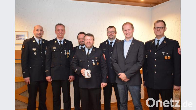 Mit dem silbernen Ehrenkreuz für 25 Jahre aktive Dienstzeit wurde Stefan Fiedler (Mitte) ausgezeichnet. Zur Ehrung gratulierten die Führungskräfte und Bürgermeister Konrad Kiener. Bild: bnr
