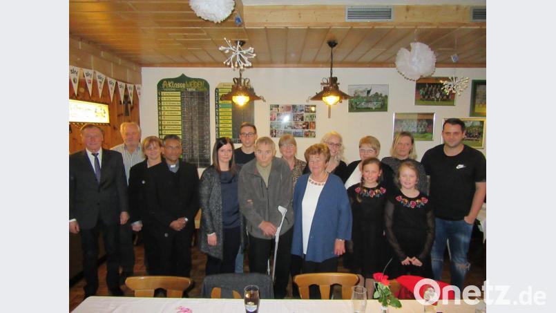 Während Vereinsabordnungen Reinhard Müller schon Ende November im kleinen Kreis zum 85. Geburtstag gratulierten, steigt nun die gemeinsame Feier zum ebenfalls 85. seiner Lebensgefährtin Lilo Härtl im großen Familienkreis. Zu den vielen Gratulanten zählten auch zweiter Bürgermeister Johann Neugirg und Pater James. Bild: ang