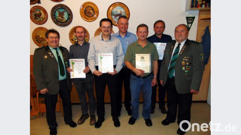 Schützenmeister Alfred Forster (links) und Gauehren- und Ehrenschützenmeister Eichenlaub Karl Federer (rechts) zeichnen Stephan Kergl, Harald Kergl, Martin Stubenvoll, Martin Kergl und Wolfgang Wiesmeth für 40 Jahren Mitgliedschaft aus. Bild: fnk