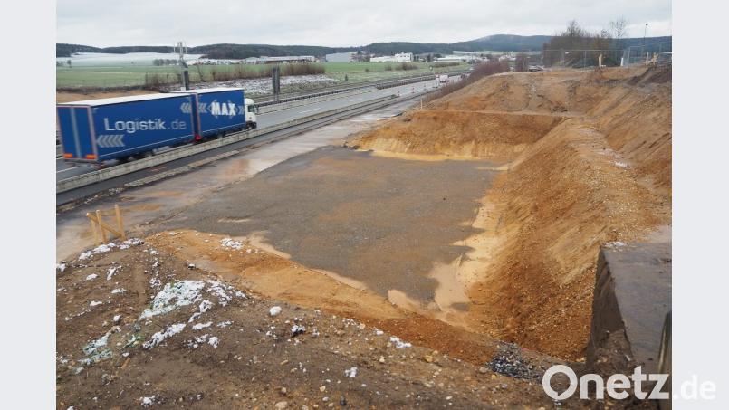 Die alte Brücke über die A 93 bei Perschen ist abgeräumt. Erst im Sommer sollen die Fertigteile für die neue Konstruktion eintreffen, denn momentan ist Winterpause auf der Baustelle. Auch der genaue Zeitplan hängt nun davon ab, wann mit milderen Temperaturen zu rechnen ist. Bild: bl