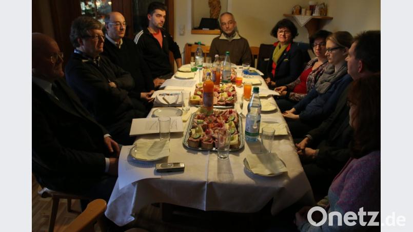 Beim „Stallgespräch“ auf dem Hof der Kleierls diskutierten Vertreter des Bauernverbandes (BBV) über politische Hürden und wirtschaftliche Risiken der Erzeuger: „Die Politik schnürt Forderungspakete“, sagt Josef Wittmann (Dritter von links), BBV-Geschäftsstellenleiter in Schwandorf, „die man nicht mehr erfüllen kann – man soll investieren, aber in was für einen Stall?“ Bild: jrh