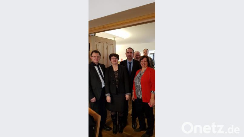 Der Vize-Ministerpräsident Hubert Aiwanger von den Freien Wählern stellt sich mit den Delegierten Vorsitzender Karin Stahl (rechts) und Beisitzer Norbert Karl mit Ehefrau Edith zu einem Erinnerungsfoto. Bild: gz