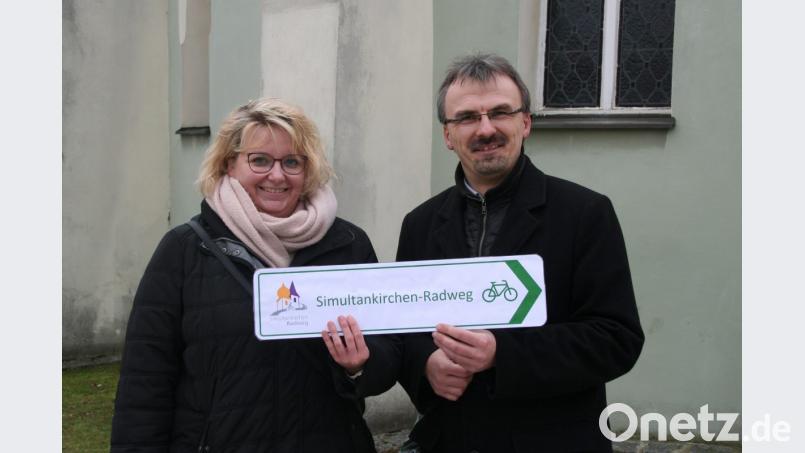 Der Simultankirchen-Radweg schafft Verbindungen und bringt Menschen zusammen, meinen Pfarrer Martin Besold aus Erbendorf und Pfarrerin Nadine Schneider aus der Pfarrei Thumsenreuth-Krummennaab. Das konfessionsübergreifende Projekt hat deshalb ihre volle Unterstützung. Sie finden: „Die geplante Beschilderung ist eine sehr gute Idee.“ Bild: exb