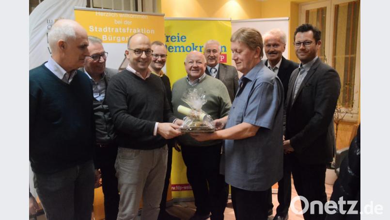 Plätzchen aus Frankreich und das Rezeptbuch eines Weidener Pathologen: Die Fraktionsgemeinschaft gratuliert Christian Deglmann. Bild: Kunz