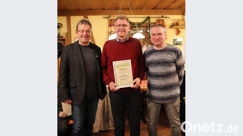 Über die Ernennung zum Ehrenmitglied freut sich Leopold Standfest (Mitte). Dritter Bürgermeister Alfred Wolf (links) und Vorsitzender Markus Fichtner (rechts) gratulieren. Bild: Susanne Forster