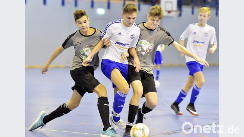 Szene aus dem Gruppenspiel der U15 zwischen der JFG Wendelstein (weiß) und dem SV Raigering (grau). Bild: Hubert Ziegler