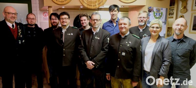 Sie übernehmen Verantwortung im ältesten Flosser Verein. Von links: Gauschützenmeister Wolfgang Weiß, Jan Schuller, Dominik Kraus, Thomas Meier, Rafael Lindner, Sigi Kellner, Bernd Münchmeier, Günter Drechsler, Witiko Watzl, Evi Trottmann und Norbert Egner. Bild: le