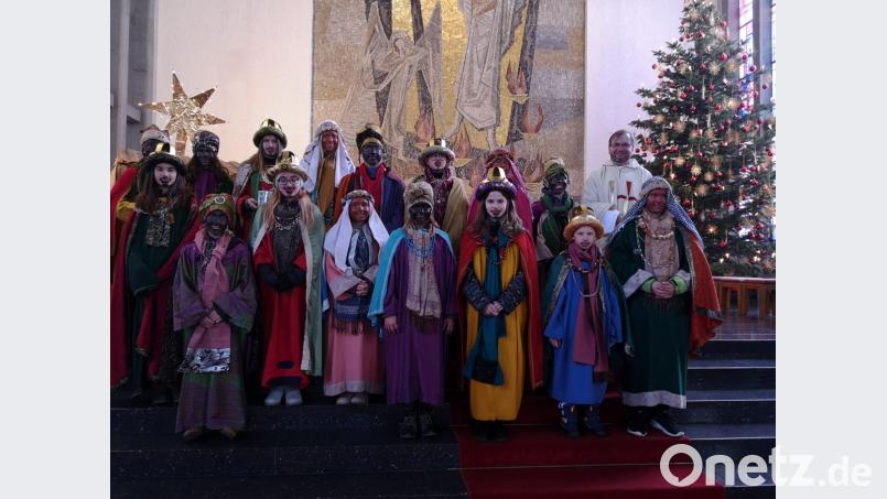 Die Ministranten ziehen als Sternsinger in prächtigen Gewändern durch den Ort und bringen den Segen in die Häuser. Bild: exb