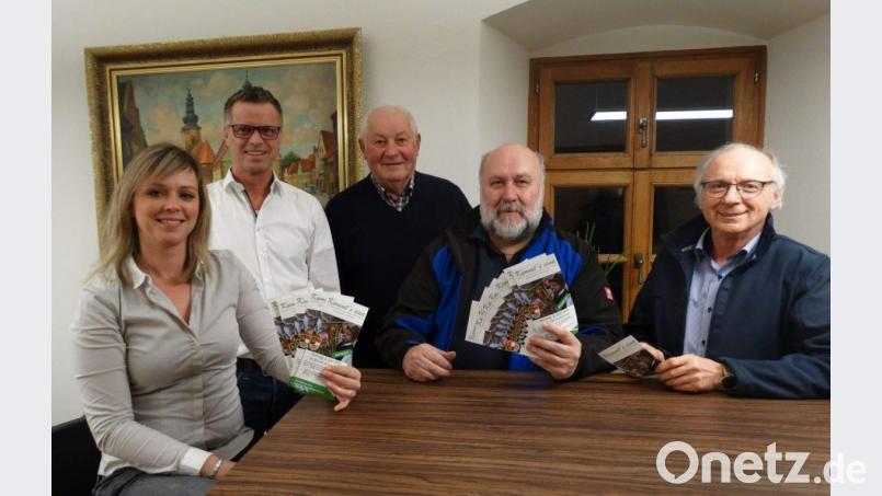 Das Organisationsteam von „Kummt’s eina“ (von links): Tourismusbeauftragte Monika Reindl, Bürgermeister Hermann Falk, Altbürgermeister Hans Drexler, Werner Stein, Kreisvorsitzender des Nordbayerischen Musikbunds, und Gewerbeverbandsvorsitzender Alfred Härtl. Bild: u