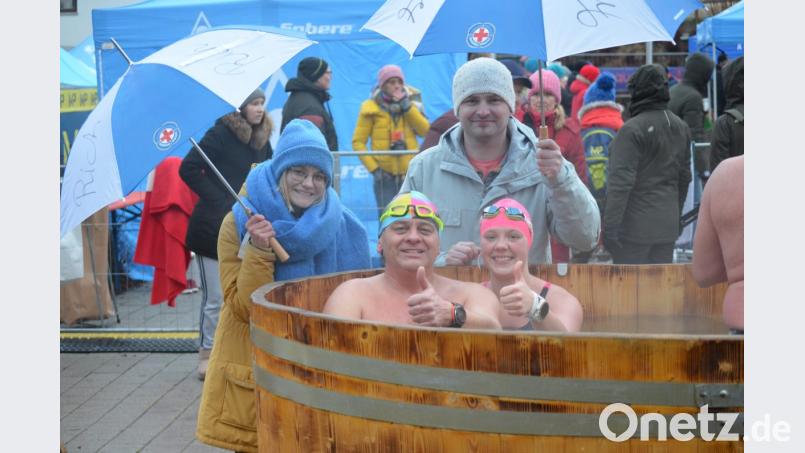 Daumen hoch: Franziska Gmeiner (rechts) und Richard Hirmer (daneben) nahmen an der German Open im Eisschwimmen teil. Hinterher ging’s in den Wärmezuber bei angenehmen 35 bis 40 Grad. Tochter Franziska Hirmer und Roman Bäuml, Freund von Franziska Gmeiner, betreuten die beiden Sportler. Bild: exb