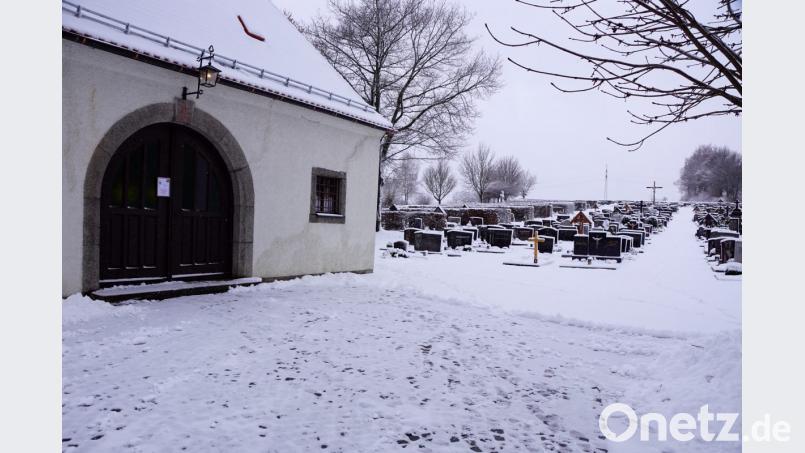 Das Friedhofsgebäude und der alte Friedhof. Bild: bkr