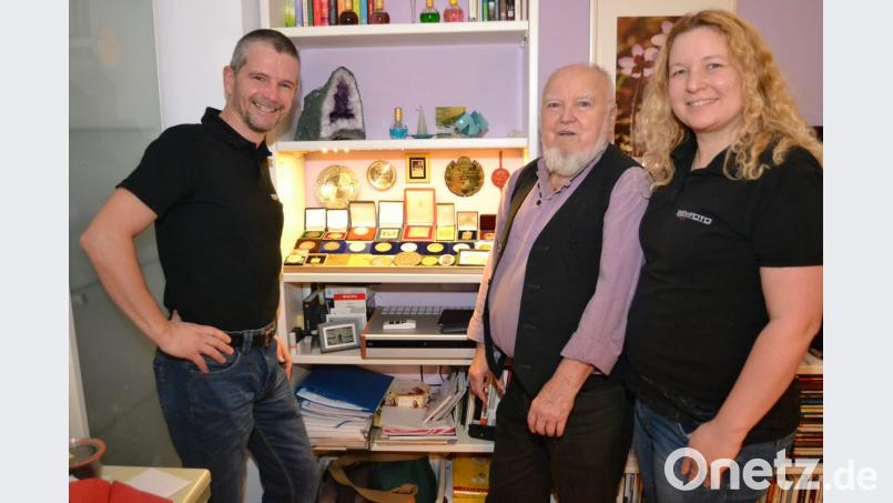 &quot;Freie Fotografen&quot;- Präsidentin Zaneta Weidner gratuliert auch im Namen der &quot;Naturfreunde&quot; und bestaunt mit Vizepräsident Helmut Meier (links) die Trophäensammlung des &quot;fotografischen Urgesteins&quot; Michael Gößl. Bild: hcz