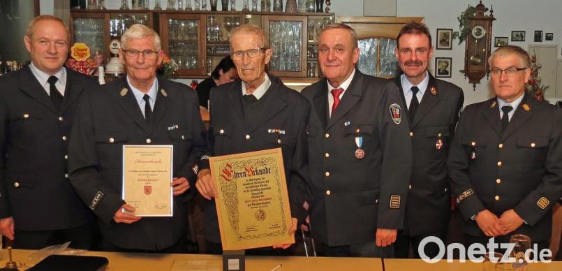 „Eine Ära ging zu Ende“, sagt OB Kurt Seggewiß (Dritter von rechts) bei der Freiwilligen Feuerwehr Frauenricht. Seggewiß, die Weiderer Wehrführung mit Richard Schieder (Zweiter von rechts) und Ludwig Grasser (rechts) und der neuen FFW-Vorsitzende Roland Weismeier gratulieren Heinz Sauerhammer (Dritter von links) und Karl-Heinz Kloppmann (Vierter von links ) zur Ernennung zum Ehrenvorsitzenden beziehungsweise Ehrenkassier. Bild: Dobmeier