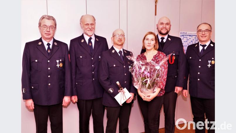 Verabschiedet wurden vom neuen Vorsitzenden Johannes Meiler (zweiter von rechts) und Franz Kriechenbauer (zweiter von links), Martin Kraus, Markus Döllinger und Garhard Menzl (von rechts). Mit im Bild: Steffi Döllinger Bild: arw