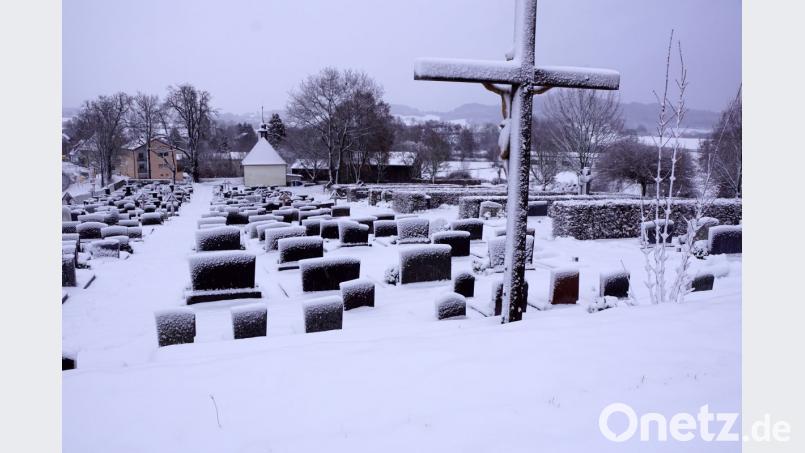 Der alte Teil des Friedhofs mit dem Friedhofsgebäude im Hintergrund. Bild: bkr