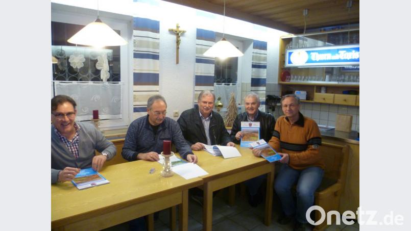Unter dem Motto &quot;Unsere Heimat Kulmain&quot; präsentieren CSU-Ortsvorsitzender Günter Kopp (2. v. r.) sowie der Vorstandsmitglieder (v. l.) Dietmar Scherer, Josef Gößner, Albert Sollfrank und Kurt Scharf den neuen Veranstatlungskalender Bild: sat