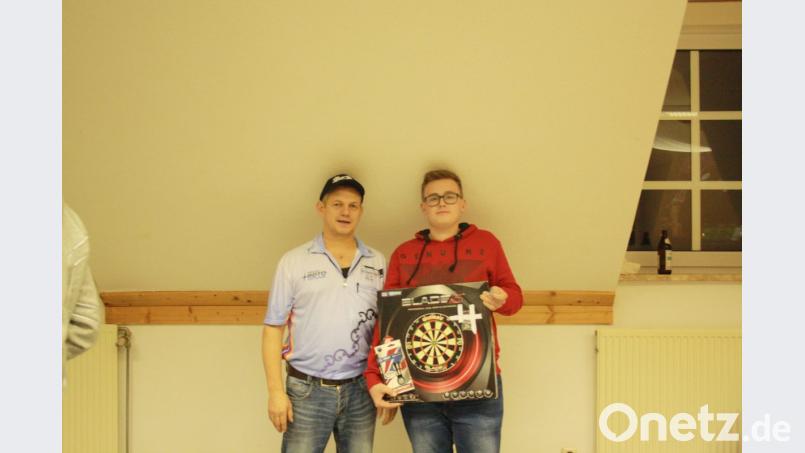 Den Losgewinn überreicht Vorsitzender Thomas Moller (links) an ein Mitglied des Frankenpfalz-Teams. Bild: ak