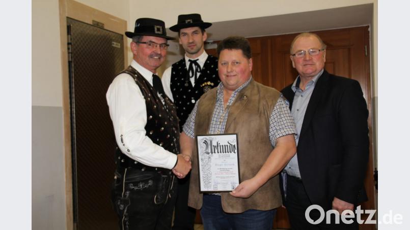 Hugo Kirsch aus Fichtenhof (Zweiter von rechts) ist Züchter der Jahres 2018. Urkunde und Züchterkorb überreichen Vorsitzender Lorenz Gebert und sein Stellvertreter Robert Zimmermann (von links) von den Haflingerzüchter und Pferdefreunde Kemnath am Buchberg sowie Verbandsvorsitzender Hubert Berger (links). Bild: ads