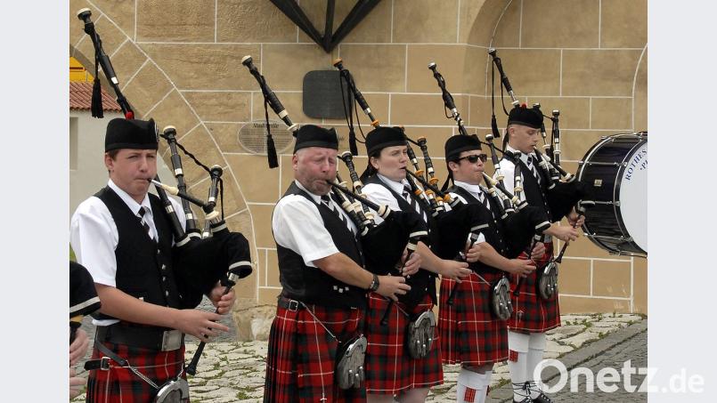 Die Dudelsack-Kapelle „Rothesay and District Pipeband“ aus dem Partner-District Argyll &amp; Bute war auch schon zu Gast im Landkreis. Im Sommer kommen Jugendliche aus Schottland zu Besuch, für die jetzt deutsche Partner gesucht werden, die ihnen die schönsten Ausflugsziele in der Gegend zeigen. Bild: Hartl