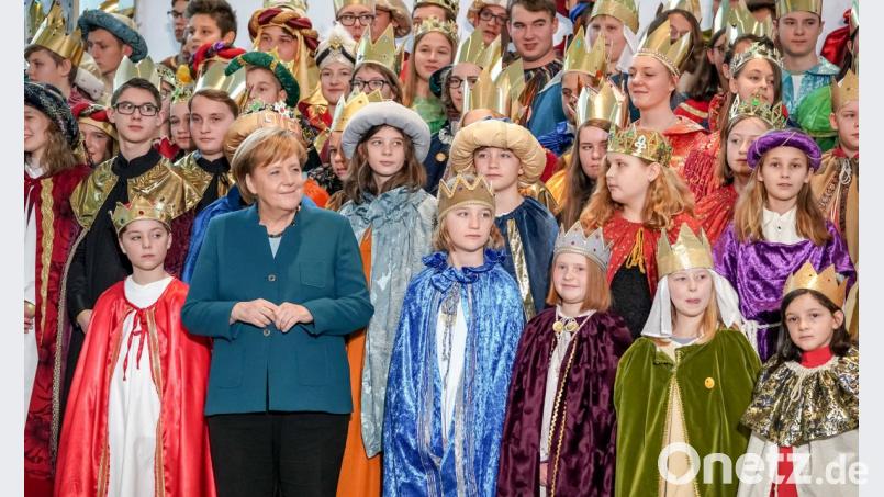 Aus allen 27 deutschen Diözesen kommen jeweils vier Sternsinger ins Bundeskanzleramt. Keiner von ihnen war schwarz geschminkt. Doch ein Verbot dafür gab es nicht. Bild: Michael Kappeler/dpa