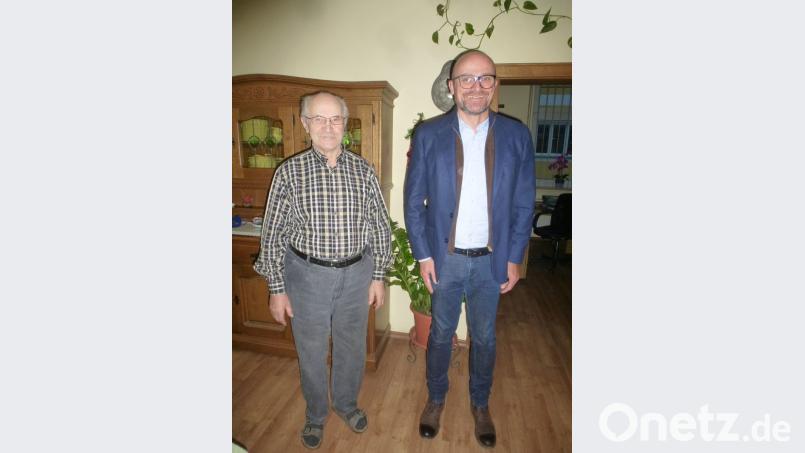 Bürgermeister Maximilian Beer (rechts) gratulierte Albert Weiß zu seinem 80. Geburtstag. Bild: mad