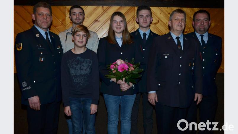 Kreisbrandmeister Christian Demleitner aus Tännesberg (links) lernte die Waldauer Feuerwehrleute als sehr verantwortungsvolle und disziplinierte Gruppe kennen. Bei der Jahreshauptversammlung würdigte er dafür die Kommandanten Stefan Meyer (Zweiter von rechts) und Benjamin Janker (rechts) die zu Oberlöschmeistern befördert wurden. Madlen Koller (Mitte), Michael Lehner (Zweiter von links) und Tim Röbl (Dritter von rechts) gehören ab sofort zu den Aktiven und wurden ebenfalls zur Feuerwehrfrau oder Feuerwehrmann befördert. Neu ist Kilian Koller (vorne, links) in der Jugendgruppe. Bild: dob