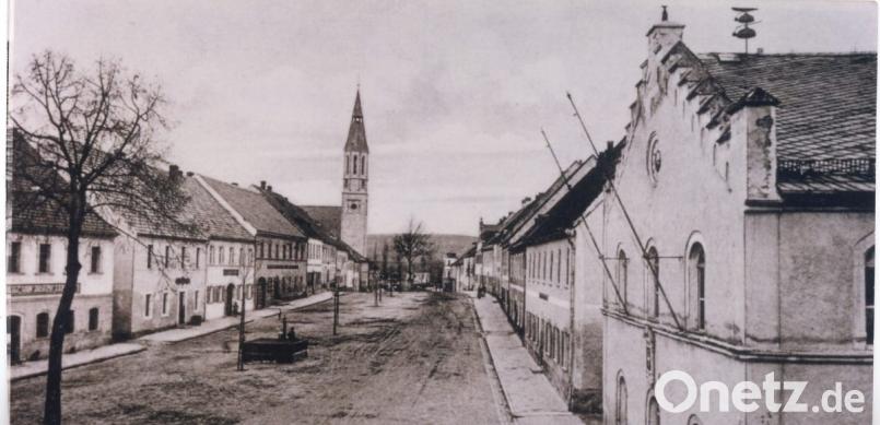 So sah der Pleysteiner Marktplatz im Jahr 1919 aus. Wo seit 1923 das Kriegerdenkmal steht, war früher (vorderer Bildbereich) eine Brunnenanlage. Repro: tu