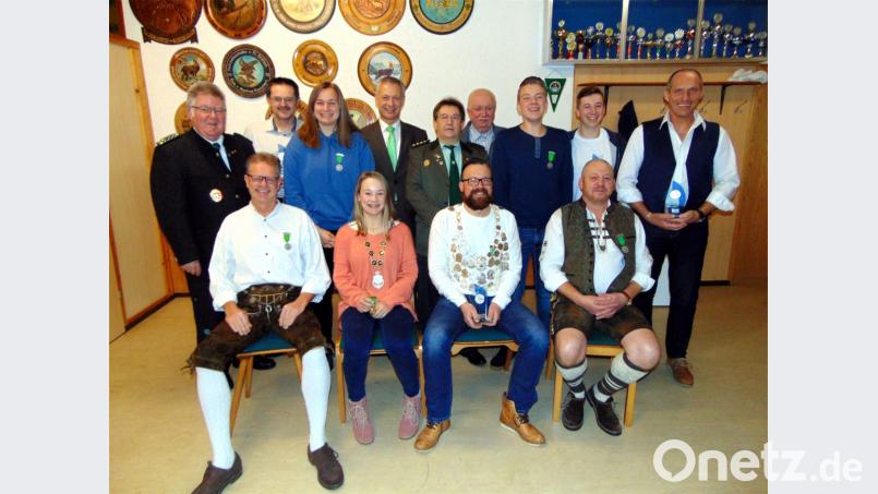 Stellvertretender Gauschützenmeister Wolfgang Moll (links) und Zweiter Bürgermeister Thorsten Grädler (Hinten, Vierter von links) gratulieren zusammen mit Schützenmeister Alfred Forster (hinten Mitte) den Würdenträgern und Vereinsmeistern. Neuer Jugendkönig ist Amelie Nutz (sitzend, Zweite von links), der Schützenkönig heißt Michael Nutz (Dritter von links). Bild: fnk