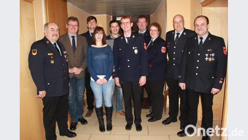 Mit einer ziemlich jungen Mannschaft kann die Feuerwehr Niedermurach zuversichtlich in die Zukunft blicken. KBI Richard Fleck, Bürgermeister Martin Prey (von links) und die Kommandanten Gerhard Fleck und Wolfgang Pflug (von rechts) gratulierten (ab Drittem von links) David Niederalt, Sandra Urban, Thomas Pirzer, dem neuen Vorsitzenden Martin Prey junior, Michael Schneeberger und Martina Fronhofer zur Wahl. Bild: boj