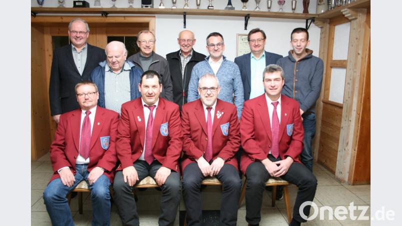 Mit dem nach Meinung der Mitglieder bestens bewährten Vorstandsteam wird der Gesang- und Orchesterverein Friedenfels die nächsten Jahre bestreiten. Vorne von links Schriftführer Uve Hoffmann, Vorsitzender Horst Straub und sein Stellvertreter Wolfgang Härtl sowie Kassenverwalter Bernhard Schmidt; stehend von links Bürgermeister Gottfried Härtl, die Beisitzer und der Sängergruppenvorsitzende Stefan Werner (Dritter von rechts). Bild: roh