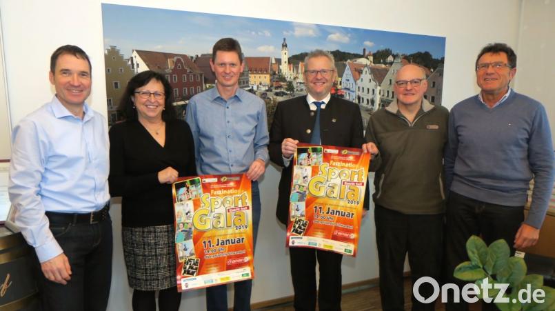 Heiko Sedelmaier, Gabi Dörfler, Thomas Fink, OB Andreas Feller, Armin Wolf und Gerhard Ubl (von links) laden zur Sportgala am Freitag um 19 Uhr in die Oberpfalzhalle ein. Bild: Hirsch