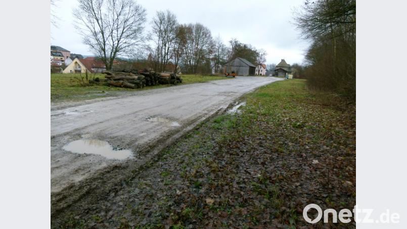 Das ehemalige Bahnhofsgelände hält Stadtrat Ludwig Schneider als besonders geeignet für Mehrfamilienhäuser. Er regt daher die Änderung des seit mehr als einem Jahrzehnt bestehenden Bebauungsplanes an. Bild: rn