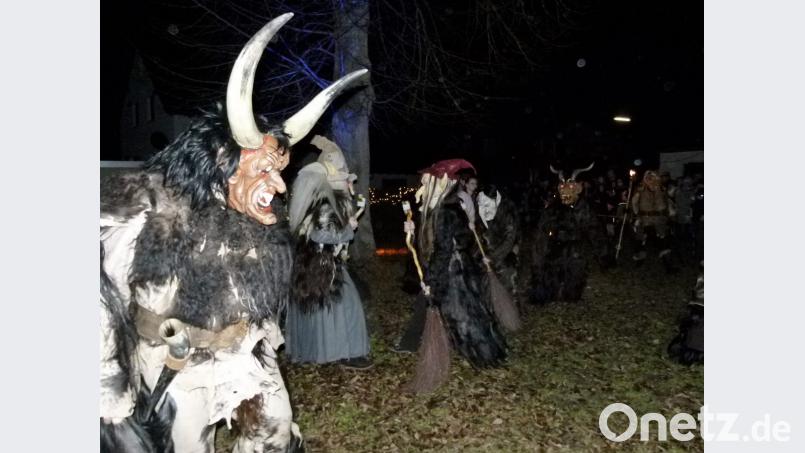 Der Auftritt der &quot;Wackersdorfer Groumdeifl’n“ begeisterte die vielen Zuschauer. Bild: kga