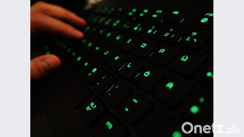 Ein anonymer Täter, hat im Dezember über Twitter Daten von beinahe Tausend Politikern, Promis und Journalisten offen ins Netz gestellt. Bild: Nicolas Armer/dpa