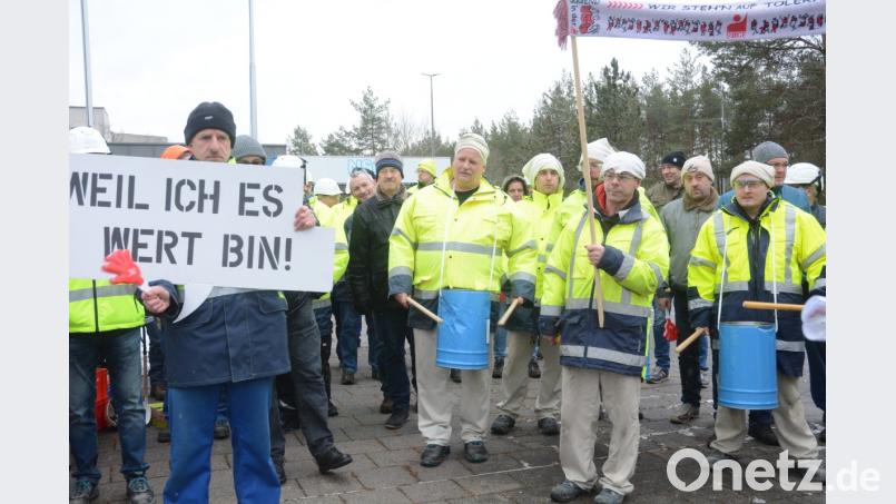 „Weil ich es Wert bin“: Unter diesem Motto fordern die Arbeitnehmer der Pilkington-Gruppe mehr Lohn. Bild: Gabi Schönberger