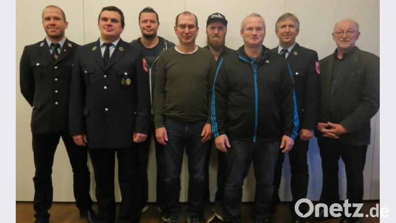 Bürgermeister Georg Köppl (rechts) gratulierte der Vereinsspitze und den Kommandanten (von rechts) : Vorstand Peter Böckl, Alfons Schmitzer jun., Benjamin Nößner, Franz Stengl, Stefan Schmidl, Kommandant Albert Haas und Alexander Schmidl. Bild: kö