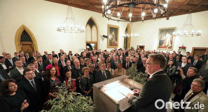 Beim Neujahrsempfang der Stadt Amberg 2018 scharen sich die Zuhörer um das Rednerpult, an dem Oberbürgermeister Michael Cerny steht. Bild: Wolfgang Steinbacher