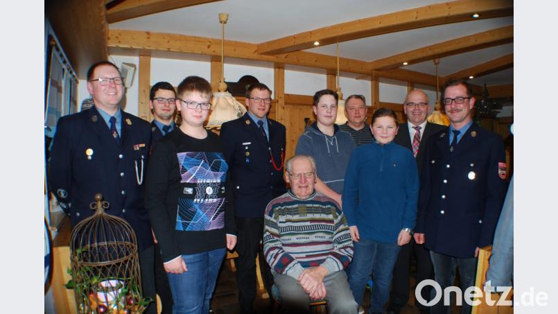 Lorenz Werner (vorne, Mitte) zählt seit 70 Jahren zur Feuerwehr Hardeck-Sibyllenbad. Mit im Bild Vorsitzender Andreas Korndörfer und Bürgermeister Klaus Meyer (von rechts), Kommandant Markus Schwartling (links) sowie beförderte und neu aufgenommene Mitglieder. Bild: enz