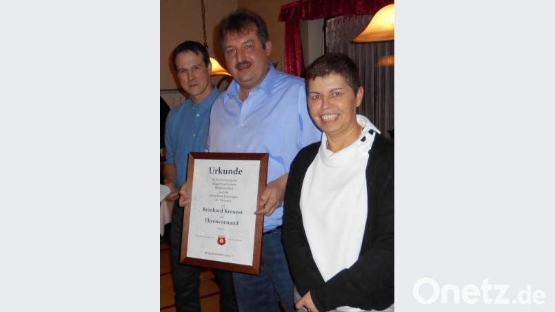 Reinhard Kreuzer (Mitte) erhält durch zweiten SpVgg-Vorsitzenden Andi Böhm (links) und Vorstandsmitglied Evi Prögler die Ernennungsurkunde als Ehrenvorstand überreicht. Bild: eib