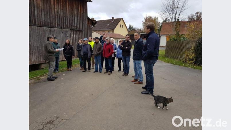 Bei mehreren Ortsbegehungen und Arbeitskreissitzungen erarbeiteten die Kondrauer Bürger zusammen mit dem Planer sowie Vertretern des Amtes für Ländliche Entwicklung Oberpfalz und der Stadt Waldsassen Maßnahmen für die Dorferneuerung. Bild: exb