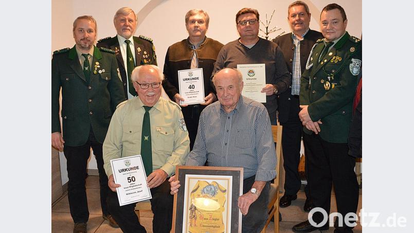 Glückwünsche zu besonderen Auszeichnungen gelten (vorne, von links) Josef Wittmann und dem neuen Ehrenmitglied Hans Ziegler. Stehend von links Alexander Kroher, Gauschützenmeister Dietmar Beyer, Peter Gradl, Reinhold Wallner, Bürgermeister Joachim Neuß und Schützenmeister Josef Diertl. Bild: sck