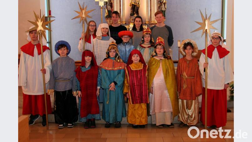 Ein Gruppenbild vor der Aussendung an den Stufen des Altares und vor der Krippe. Bild: zer