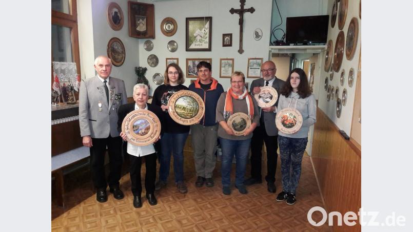 Die Gewinner der Geburtstagsscheiben (von links) Karl Beer mit Barbara Zimmerer, Karoline Ammann und Markus Neugirg sowie die Sieger vom Strohschießen (von rechts) Vanessa Naber, Bernd Wagner und Petra Andraschko. Bild: bwa
