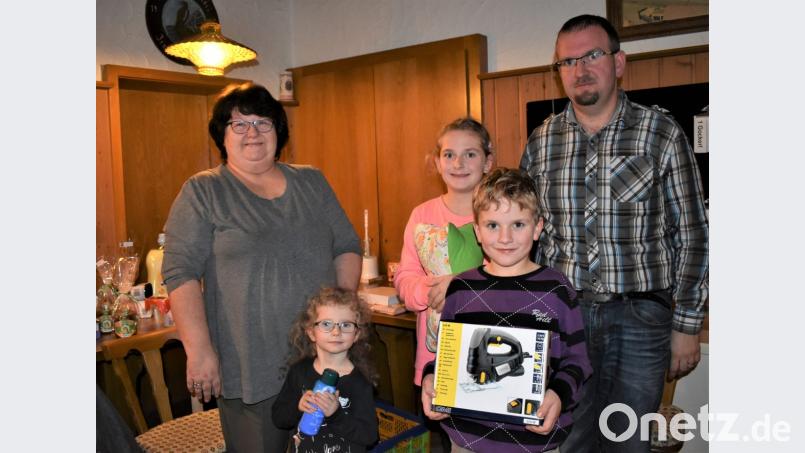 Stefan Brändl (von rechts) führte die Preisverteilung für das Nussschießen durch. Mit dabei waren Felix und Leonie, Glücksfee Anna und zweite Schützenmeisterin Elisabeth Werner. Bild: rgr