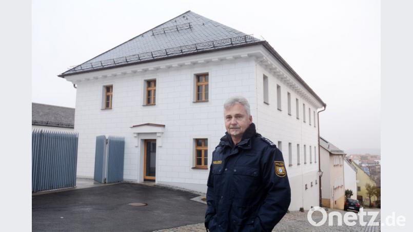 Holzsprossenfenster und aufgemaltes Mauerwerk geben der Alten Fronveste ihren historischen Charme zurück. Werner Stopfer, Dienststellenleiter der Polizeiinspektion Eschenbach, gefällt das neue Schmuckstück. Bild: gsb