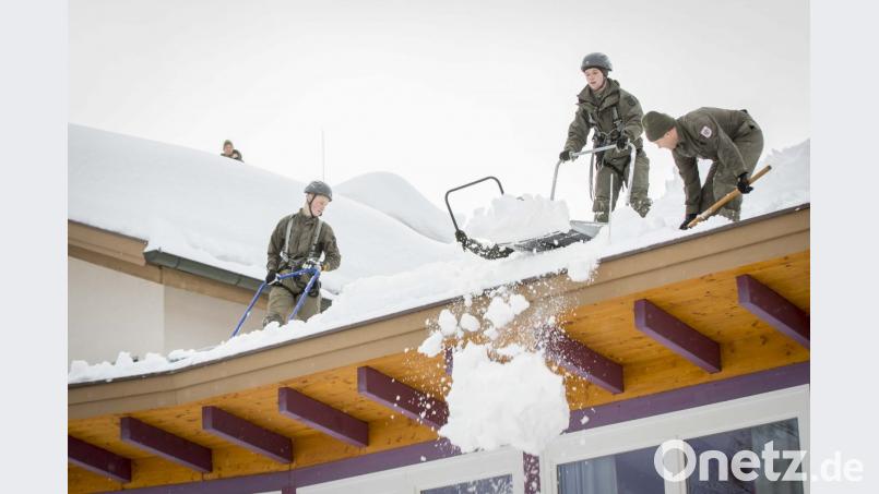 Das österreichische Bundesheer ist im Bundesland Salzburg zu Assistenzeinsätzen wegen des anhaltenden Schneefalls gerufen worden. Bild: Franz Neumayr/Leo/LMZ/dpa