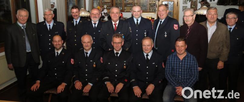 Bei der Feuerwehr Frauenricht fungiert der bisherige Kommandant Roland Weismeier (Zweiter von rechts sitzend) als neuer Vorstand und neuer Kommandant ist Thomas Weismeier (sitzend Zweiter von links). Bild: Dobmeier