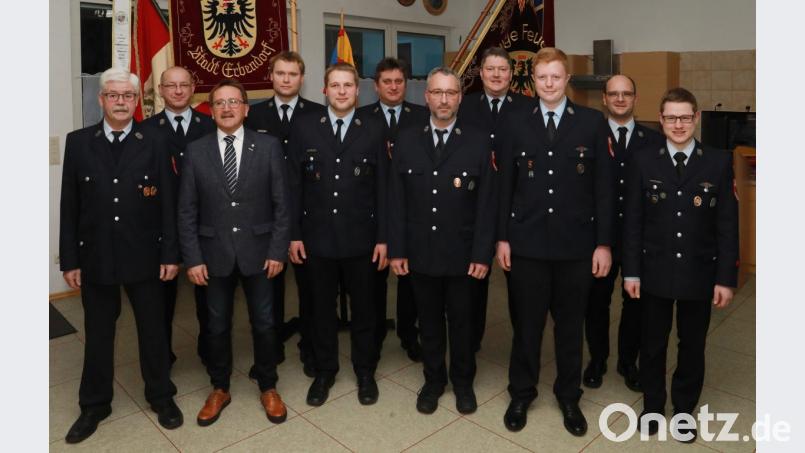 Kommandant Bernhard Schmidt (Vierter von rechts) spricht bei der Generalversammlung zahlreiche Beförderungen aus und ehrt Feuerwehrmänner für langjährige Dienstzeit. Mit auf dem Bild (von links) Feuerwehrvorsitzender Albert Vollath, stellvertretender Kommandant Wolfgang Gruber, Bürgermeister Hans Donko sowie (von rechts) Schriftführer Benjamin Schlicht und zweiter Vorsitzender Tobias Bollmann. Bild: njn