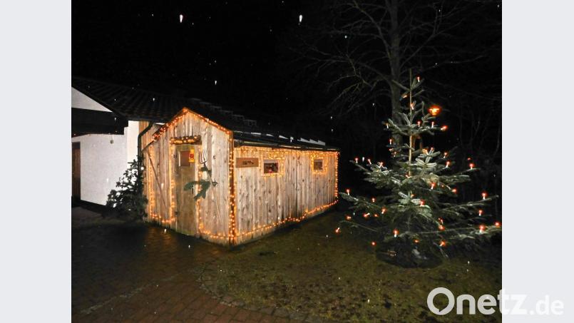 Die Weichen für die neue Nairitzer Glühweinhütte sind gestellt. Der Bauantrag ist eingereicht. Bürgermeister Manfred Porsch sagt zu, dass der Anbau 2019 realisiert und offiziell eingeweiht wird. Bild: hai